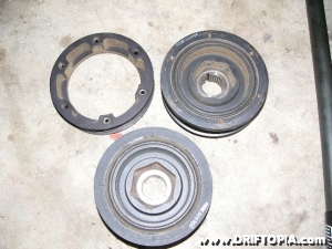 JPG image showing the side by side comparison of the factory S2000 crank pulley and the Comptech pulley.