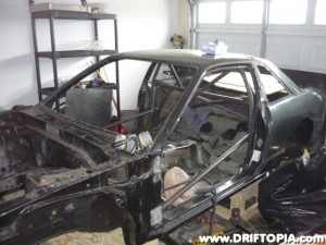 The main door bar attached to the roll cage.